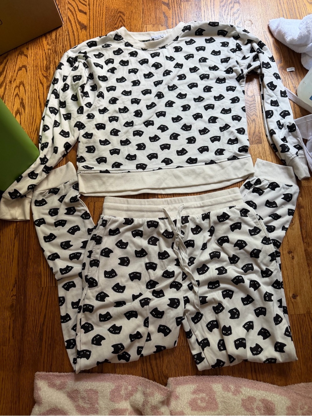 Cream Cat-Print Women’s Pajama Sweater Set - Cozy Lounge Top & Jogger Pants